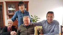 Jos� L�pez Pita, en el centro, centenario fallecido en Cervo