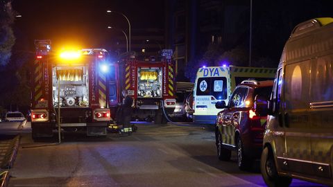 Bomberos y ambulancias en la residencia Padre Menni, de Pamplona, donde una mujer perdi� la vida durante un incendio