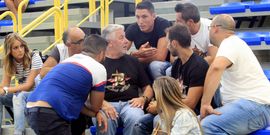 Aleix Espargar� conversa con el padre de Dani Rivas, Willy. 