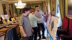 Ignacio Fern�ndez del P�ramo, Ana Rivas e Iv�n �lvarez observan uno de los proyectos