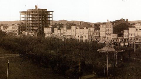 Obras del edificio del Banco Pastor en Los Cantones de A Coru�a inaugurado en 1925.