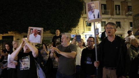 Varias personas se concentran junto al Palacio de la Generalitat para pedir justicia por la gestin de la dan, este domingo en Valencia