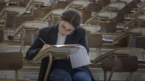 Estudiantes realizan el examen de la PAU en una imagen de archivo.