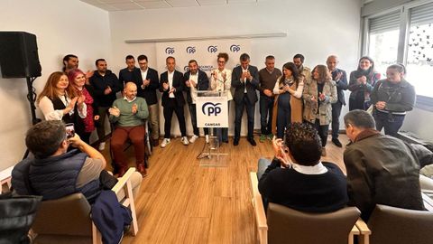 Dolores Hermelo, en el centro, en el acto de presentación de la nueva junta gestora del PP de Cangas.
