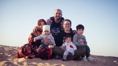 Cristina y Diego con sus hijos, Breog�n y Mari�a, este diciembre en su visita al campamento de refugiados de Smara, donde visitaron a Nayat y su hijo Jaled, que naci� en O Saln�s.