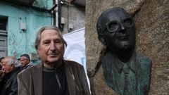 O escultor Manuel Buci�os nunha homenaxe ao intelectual Rodolfo Prada celebrada nos Peares no 2018, xunto a unha escultura do homenaxeado realizada polo artista de Carballedo