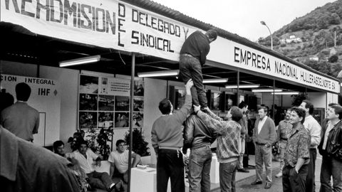 Protesta minera durante la inaguracion de la feria industrial de Mieres, por el despido de un delegado sindical. Mieres. Asturias 1990