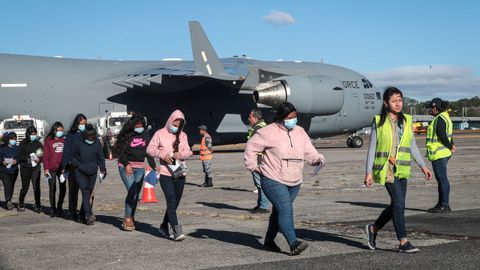 Migrantes deportados llegaron en un avin militar a Guatemala.