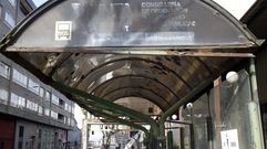 Detalle de la marquesina de la estaci�n de autobuses, que est� sucia y desvencijada