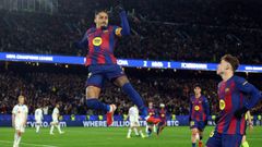 Raphinha celebra, junto a Ferm�n, el tercer gol del Barcelona al Copenhague.