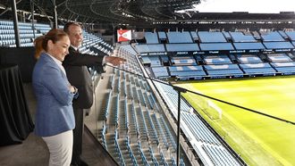 Mari�n Mouri�o y Abel Caballero, en la grada de Bala�dos, tras el acto protocolario un convenio que inicia los tr�mites legales.