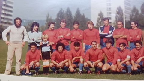 Jos� Duarte, arriba a la derecha, junto al resto de exfutbolistas del�Club Deportivo Espa�ol helv�tico, en Suiza