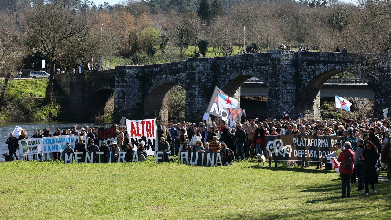 Cientos de personas de la cuenca del Ulla salen a la calle para mostrar su rechazo a Altri