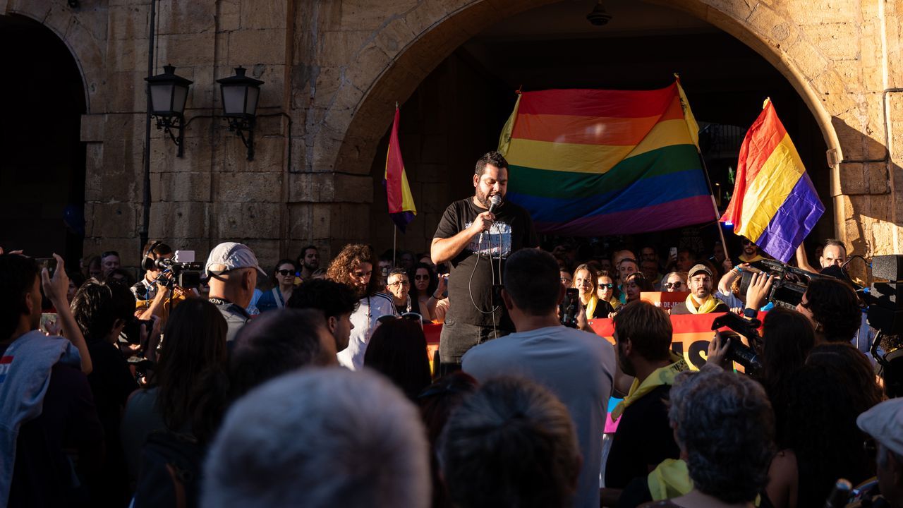 2.500 personas se congregan en Oviedo para rechazar la agresión a dos activistas de izquierda en San Mateo