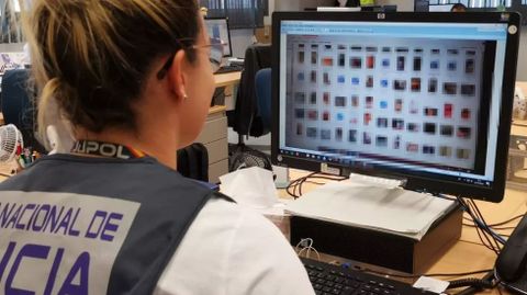 Imagen de archivo de la polic&iacute;a observando fotograf&iacute;as de contenido sexual con menores implicados.