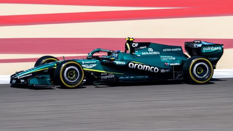El Aston Martin de Fernando Alonso, durante los test de pretemporada en Sakhir (Bar&eacute;in).