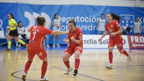 Ale de Paz, Chuli y Noelia Montoro celebran uno de los goles poienses al Reyco Burela.