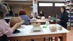 Loaira P�rez durante una clase de su taller de cer�mica en A Pobra