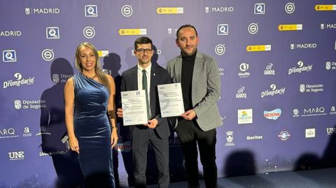 Un momento de la recepci�n de las distinciones para la oficina tur�stica de Padr�n