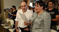 I�igo e Maite, fillos do poeta, lendo versos do pai nun recital en Guitiriz o 17 de maio do 2014. 