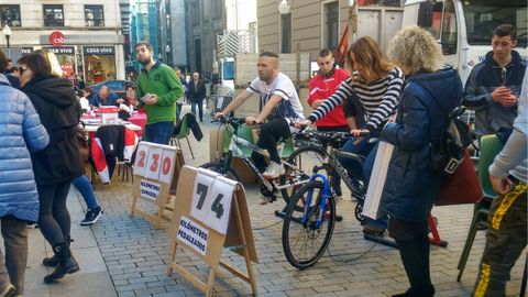 La acci�n de Kil�metros Solidarios de Mar de Niebla en el centro de Gij�n