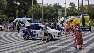Agentes de la Polica Local y ambulancias en el cruce de la plaza de Mina tras el atropello mltiple