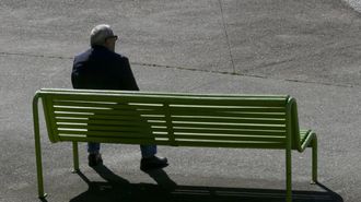 Una persona mayor en un parque, en una foto de archivo.
