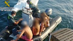 Rescate de cuatro menores en un hidropedal a un kil�metro mar adentro de Areas, Sanxenxo