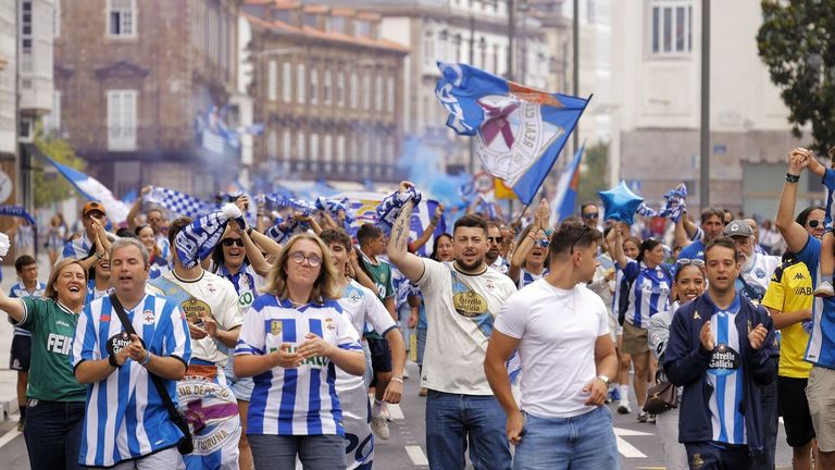 Figurantes del v�deo del Deportivo caminan por los Cantones durante la grabaci�n.
