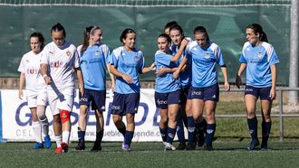 El plantel colegial celebra uno de los goles de Laura Añón en la matinal de Oira
