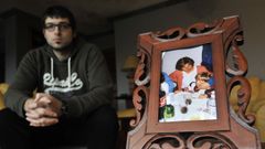 El hijo de Elisa Abru�edo, con un retrato de su madre