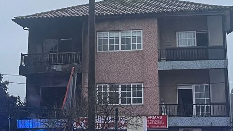 Estado en el que qued� la fachada de un inmueble de Poio tras un incendio