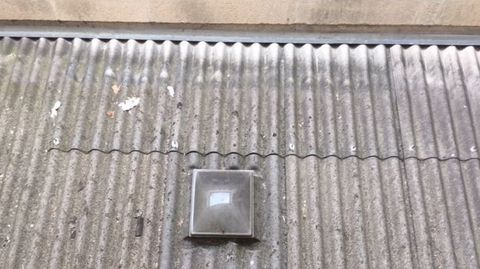 Imagen de archivo de una cubierta con amianto en un edificio p�blico.