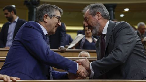 El portavoz del PSOE en el Congreso, Patxi López, saluda al senador socialista Juan Espadas