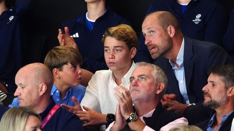 El pr�ncipe Guillermo conversa con dos de sus hijos, Louis y George
