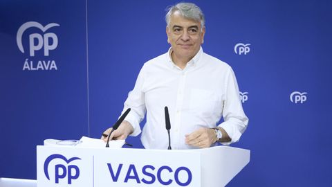 El presidente del PP en el País Vasco, Javier de Andrés, en una rueda de prensa en Vitoria.