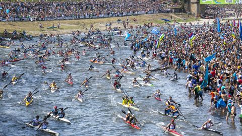 Salida de palistas en la 84 edici�n del Descenso del Sella