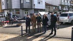 El alcalde de Santa Comba, en el centro, defiende la revitalización de la tradicional feria de la localidad
