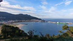 Vista de Cari�o desde la ladera del monte Mazanteo, con la playa, la bah�a y el puerto pesquero y comercial