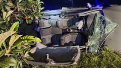 Estado en el que qued� el veh�culo que la pasada madrugada se sali� de la v�a en Celeiro de Mari�aos