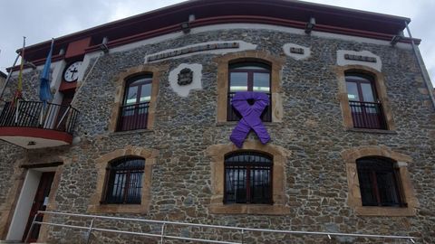 La fachada del Ayuntamiento de Riosa luce un lazo morado para conmemorar el 8M