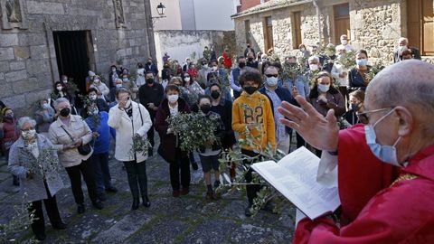 Bendici�n de ramos en el atrio de la iglesia de A Pobra do De�n