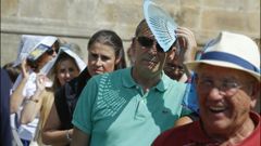 Colas bajo un sol de justicia para ver el P�rtico