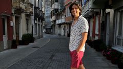 Jacob Santana Neira, director de cine, paseando por Sada, donde compr una casa.