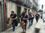 El grupo Retrouso anim� calles y bares durante la ma�ana. 