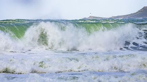 Cabana. A borrasca Domingos deixou grandes onda na Costa da Morte