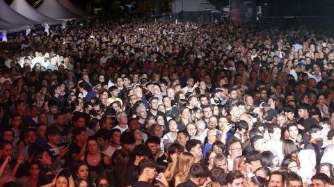 La verbena con la orquesta Panorama y el grupo América llenó la explanada de la Compañía en Monforte