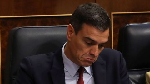 El candidato socialista, Pedro S�nchez, siguiendo desde su esca�o la intervenci�n de Pablo Casado.