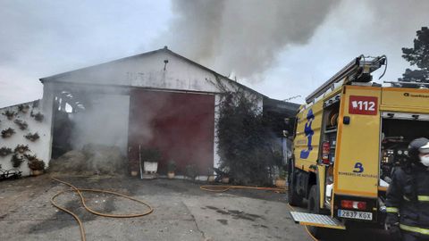 Bomberos controlan un incendio en una nave ganadera ubicada en la localidad de Villayo, en Llanera