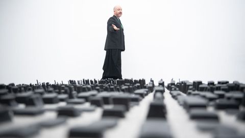 Manuel Segade, frente a una de las obras escult�ricas que conformana la exposici�n de arte contempor�nea renovada